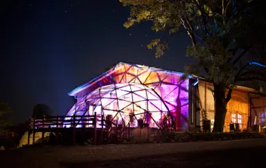 Sala z zewnątrz nocą