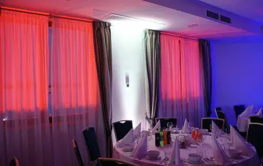 sala bankietowa z oświetleniem ścian