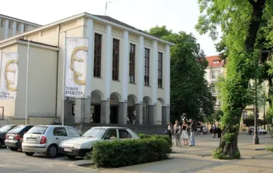 Teatr Polski im. Hieronima Konieczki - przód budynku oraz parking