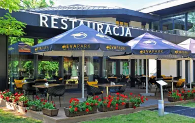 Taras przy Restauracji z widokiem na Park Zdrojowy