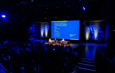 Sala Czerwona –  widownia amfiteatralna, układ konferencyjny