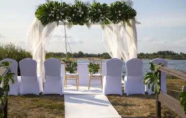 Pałac Domaniowski Resort & Conference Ślub w plenerze w tle widok na Zalew Domaniowski