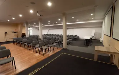 sala Zelandia, widok na wejście