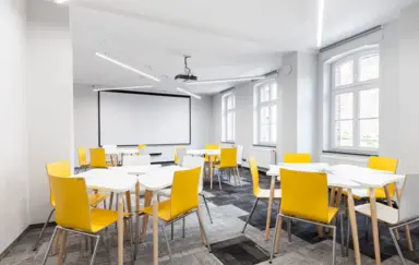 Żółta sala szkoleniowa
