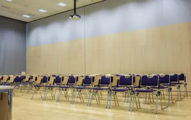 Sala podzielona ścianą mobilą