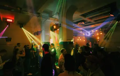 klimatyczny dancefloor - hybrydowe lasery IVL Carre oraz oświetlenie Portman