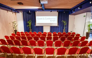 Sala Biała - układ teatralny, pomieści max 100 osób lub do 70 osób w ustawieniu u-shape