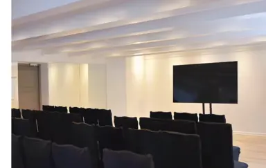Sala konferencyjna w Spichlerz Park w Kazimierzu Dolnym — przestrzeń na szkolenia, konferencje, warsztaty i spotkania firmowe.