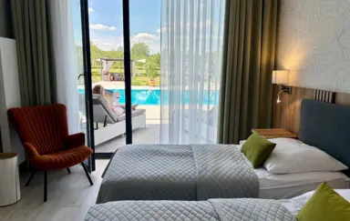 Pokoje z wyjściem na taras basenowy