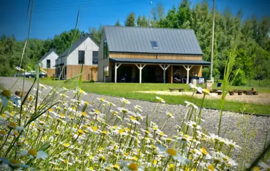 Moje Miejsce Kazimierz - widok na piętrową świetlicę z zadaszonym tarasem i jacuzzi
