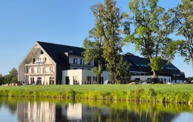 Natural Hotel - Ekologiczny Hotel z Plażą Na Wyspie w Rezerwacie Sosny Taborskie