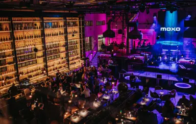 MOXO - Widok z antresoli na salę główną