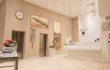 Recepcja Hotelu Molo. Nowoczesne, a jednocześnie przytulne i wyciszające wnętrze.