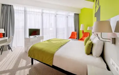 ibis Styles Wrocław Centrum Pokój z dużym łóżkiem z widokiem na Dworzec Główny