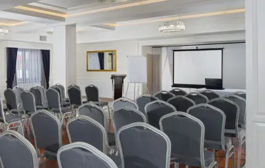 GNIECKI konferencja sala Gold