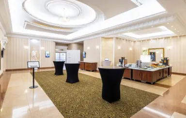 Hol przed Salą Lordów VI w Hotelu Windsor**** w Jachrance