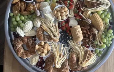 Bogata taca biesiadna (grazing platter) na wesele w Villa Mamma. Sery regionalne (oscypki, korbacze), świeże owoce, precle i miód. Idealna na stół wiejski oraz bufet podczas imprez firmowych.