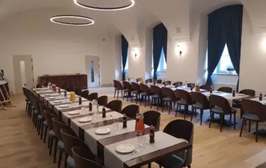 Sala wielofunkcyjna ustawienie śniadaniowe