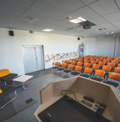 Sale konferencyjne w Ełku – idealne miejsce na spotkania biznesowe