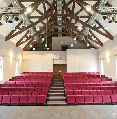 Żywy Skansen – Centrum Folkloru Polskiego w Nagawkach - Sala teatralno -kinowo-konferencyja (widko ze sceny)