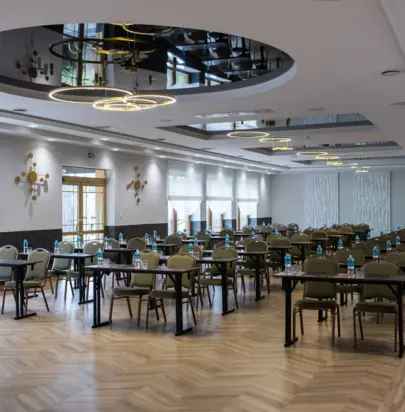 Sale konferencyjne Suchedniów – profesjonalizm w otoczeniu zieleni