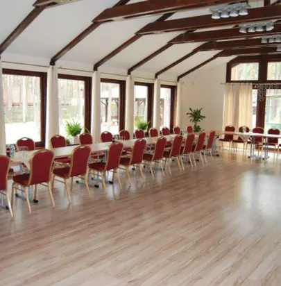 Obiekty Konferencyjne w Sielpi Wielkiej: Połączenie Biznesu i Rekreacji