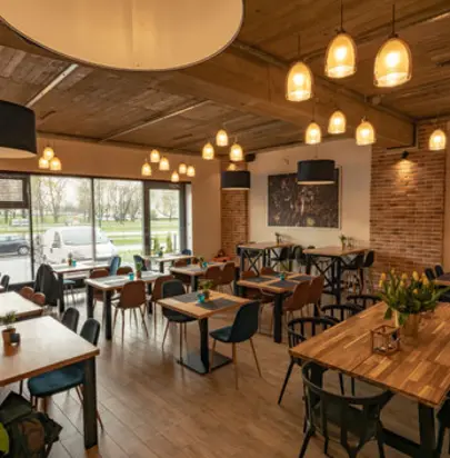 Sale szkoleniowe w otoczeniu zieleni