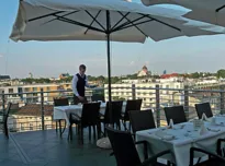 Restauracja zlokalizowana na najwyższym piętrze z widokiem na Wawel, Stare Miasto i Bulwary Wiślane.