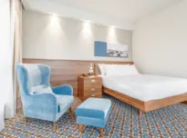 Pokój z łóżkiem typu Queen dostosowany do potrzeb osób niepełnosprawnych