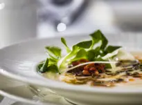 Restauracja zlokalizowana na najwyższym piętrze z widokiem na Wawel, Stare Miasto i Bulwary Wiślane.